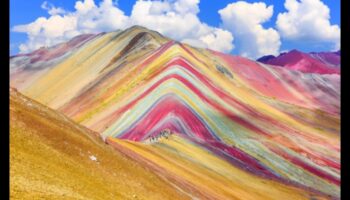 وجهات نظر حية: استكشاف المناظر الطبيعية الملونة والديناميكية للأرض