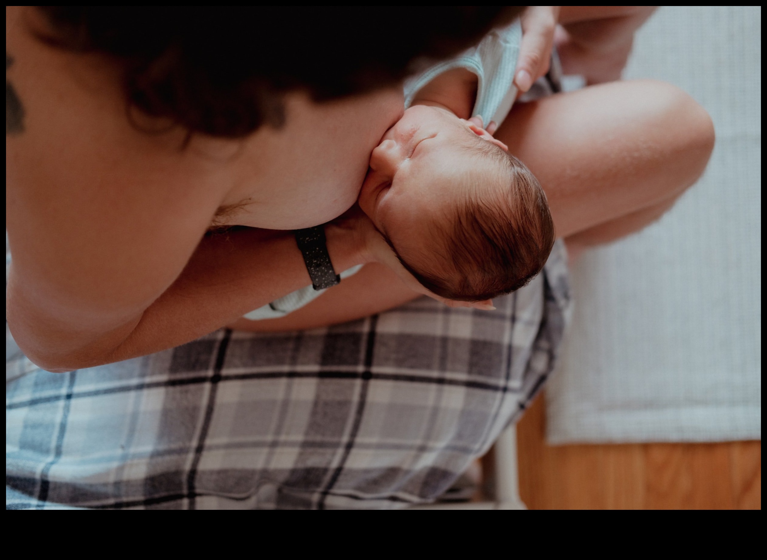 رسائل الحب السائلة الرضاعة الطبيعية كشكل من أشكال التعبير العاطفي 5 رسائل الحب السائلة: التعبير عن العواطف من خلال حليب الثدي