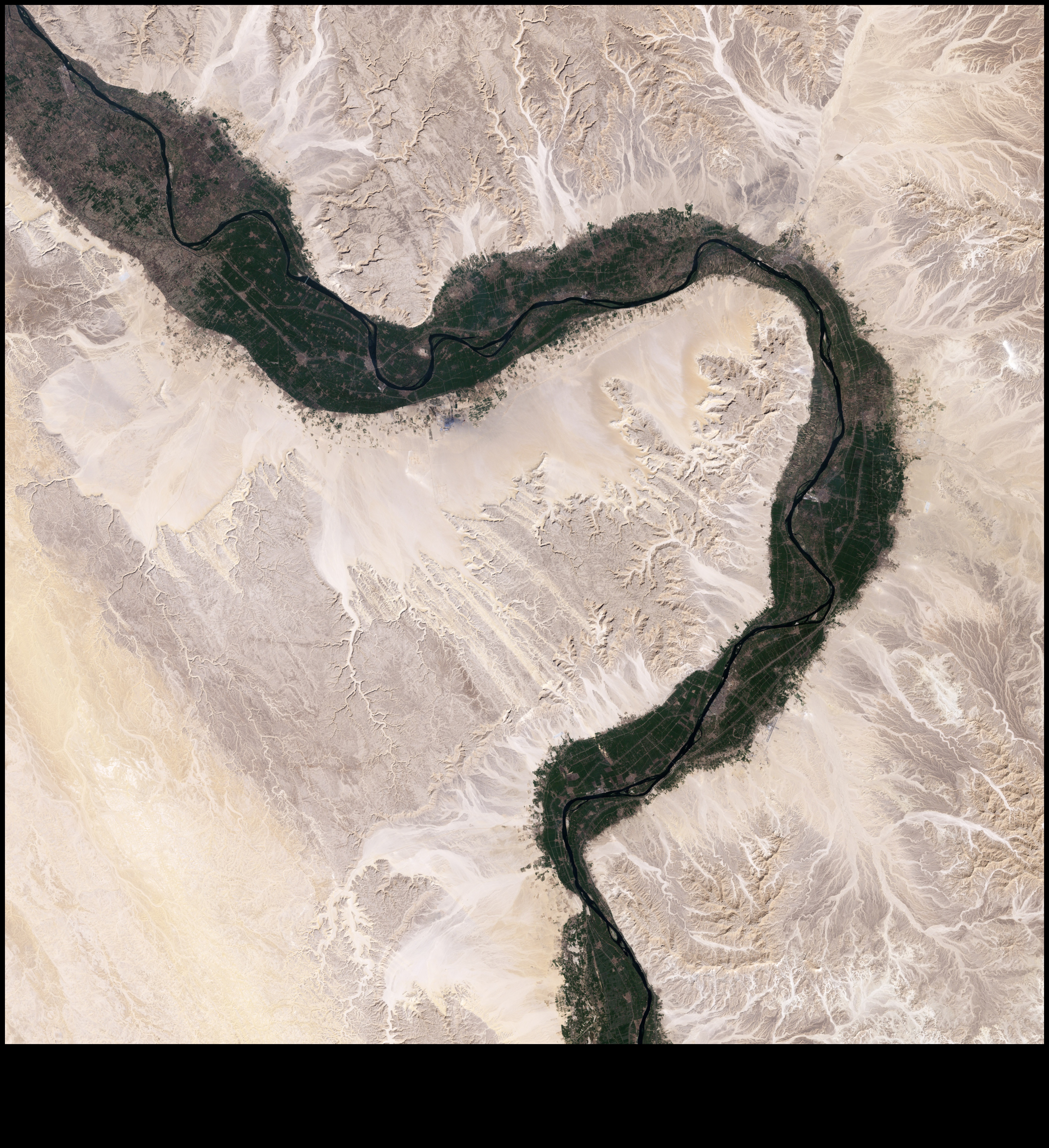 عجائب الصحراء: صفاء المناظر الطبيعية القاحلة